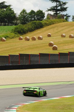 Mugello Pisti, İtalya - 17 Temmuz 2016: Lamborghini Huracan GT3 - Mirko Bortolotti ve J.Mul tarafından sürülen Imperiale Racing Super GT3, Mugello Pisti 'nde Campionato Italiano GT