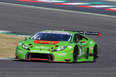 Mugello Pisti, İtalya - 17 Temmuz 2016: Lamborghini Huracan GT3 - Mirko Bortolotti ve J.Mul tarafından sürülen Imperiale Racing Super GT3, Mugello Pisti 'nde Campionato Italiano GT