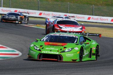 Mugello Pisti, İtalya - 17 Temmuz 2016: Lamborghini Huracan GT3 - Mirko Bortolotti ve J.Mul tarafından sürülen Imperiale Racing Super GT3, Mugello Pisti 'nde Campionato Italiano GT