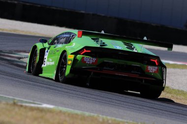 Mugello Pisti, İtalya - 17 Temmuz 2016: Lamborghini Huracan GT3 - Mirko Bortolotti ve J.Mul tarafından sürülen Imperiale Racing Super GT3, Mugello Pisti 'nde Campionato Italiano GT