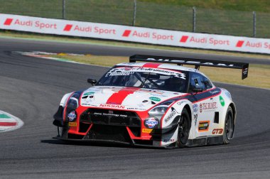 Mugello Pisti - 17 Temmuz 2016: Drive Technology Team 'den Nissan GTR NISMO GT3, Francesca Linossi ve Lorenzo Bontempelli, Campionato Italiano GT Mugello Circuit, İtalya.