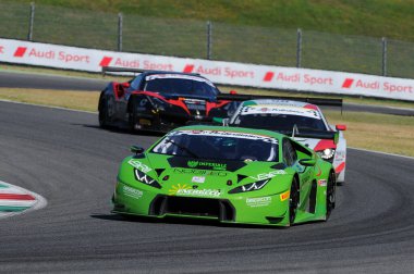 Mugello Pisti, İtalya - 17 Temmuz 2016: Lamborghini Huracan GT3 - S. Pezzucchi ve J.Mul tarafından sürülen Imperiale Racing Super GT3, Mugello Pisti 'nde Campionato Italiano GT