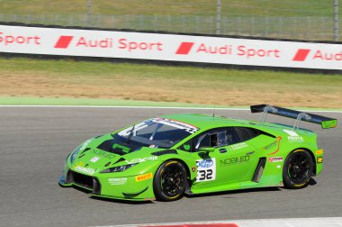 Mugello Pisti, İtalya - 17 Temmuz 2016: Lamborghini Huracan GT3 - S. Pezzucchi ve J.Mul tarafından sürülen Imperiale Racing Super GT3, Mugello Pisti 'nde Campionato Italiano GT