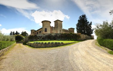 San Casciano Val di Pesa, Mayıs 2021: Toskana 'da bulunan Gabbiano Rönesans Kalesi manzarası. Chianti Classico Alanı, İtalya.