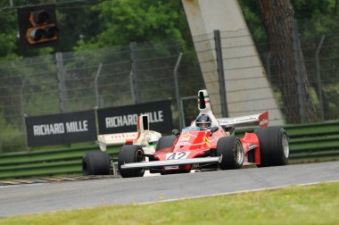 6 Haziran 2012: Tarihi 1975 Ferrari F1 Car modeli 312T ex Niki Lauda / Clay Regazzoni ile Imola Classic 2012 uygulaması sırasında İtalya 'da Imola Pisti' nde bilinmeyen koşu.