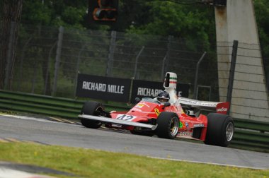 6 Haziran 2012: Tarihi 1975 Ferrari F1 Car modeli 312T ex Niki Lauda / Clay Regazzoni ile Imola Classic 2012 uygulaması sırasında İtalya 'da Imola Pisti' nde bilinmeyen koşu.