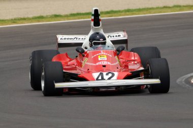 6 Haziran 2012: Tarihi 1975 Ferrari F1 Car modeli 312T ex Niki Lauda / Clay Regazzoni ile Imola Classic 2012 uygulaması sırasında İtalya 'da Imola Pisti' nde bilinmeyen koşu.