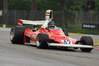 6 Haziran 2012: Tarihi 1975 Ferrari F1 Car modeli 312T ex Niki Lauda / Clay Regazzoni ile Imola Classic 2012 uygulaması sırasında İtalya 'da Imola Pisti' nde bilinmeyen koşu.