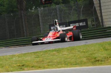 6 Haziran 2012: Tarihi 1975 Ferrari F1 Car modeli 312T ex Niki Lauda / Clay Regazzoni ile Imola Classic 2012 uygulaması sırasında İtalya 'da Imola Pisti' nde bilinmeyen koşu.