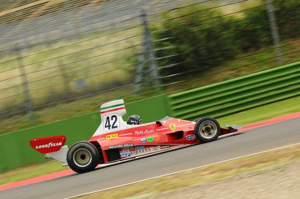 2012年6月6日 イタリア イモーラ サーキットでイモーラ クラシック2012の練習中に歴史的な1975年型フェラーリF1カーモデル312T ラウダ クレイ レガツォーニと共に走行不明 — ストック写真