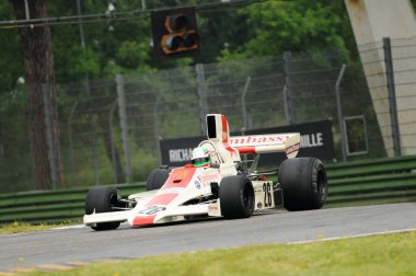 Imola, 6 Haziran 2012: Embassy Hill Racing Team eski sevgilisi Lola T370, Imola Classic 2012 'nin İtalya' da Imola Circuit 'te antrenmanı sırasında Rolf Stommelen tarafından kullanılmıştır..