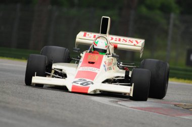 Imola, 6 Haziran 2012: Embassy Hill Racing Team eski sevgilisi Lola T370, Imola Classic 2012 'nin İtalya' da Imola Circuit 'te antrenmanı sırasında Rolf Stommelen tarafından kullanılmıştır..