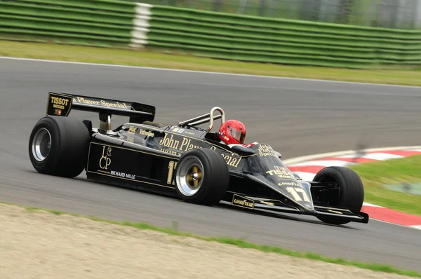 イモーラ2012年6月6日 イタリアのイモーラ サーキットで行われたイモーラ クラシック2012の練習中にクラシックF1カー1982 Lotus Elio Angelis Nigel Mansellで知られていないラン — ストック写真