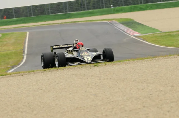 イモーラ2012年6月6日 イタリアのイモーラ サーキットで行われたイモーラ クラシック2012の練習中にクラシックF1カー1982 Lotus Elio Angelis Nigel Mansellで知られていないラン — ストック写真