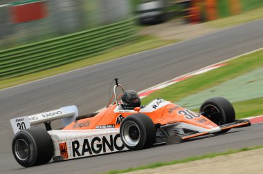 Imola, 6 Haziran 2012: Imola Classic 2012 'nin İtalya' daki Imola Circuit 'te uygulaması sırasında bilinen klasik F1 Car 1982 Ex Siegfried Stohr.