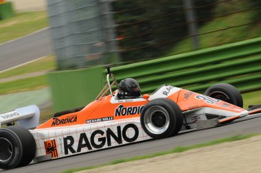 Imola, 6 Haziran 2012: Imola Classic 2012 'nin İtalya' daki Imola Circuit 'te uygulaması sırasında bilinen klasik F1 Car 1982 Ex Siegfried Stohr.