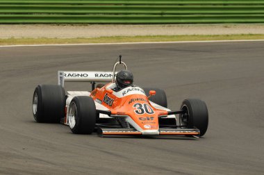 Imola, 6 Haziran 2012: Imola Classic 2012 'nin İtalya' daki Imola Circuit 'te uygulaması sırasında bilinen klasik F1 Car 1982 Ex Siegfried Stohr.