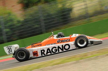 Imola, 6 Haziran 2012: Imola Classic 2012 'nin İtalya' daki Imola Circuit 'te uygulaması sırasında bilinen klasik F1 Car 1982 Ex Siegfried Stohr.