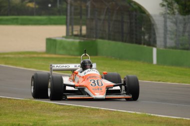 Imola, 6 Haziran 2012: Imola Classic 2012 'nin İtalya' daki Imola Circuit 'te uygulaması sırasında bilinen klasik F1 Car 1982 Ex Siegfried Stohr.