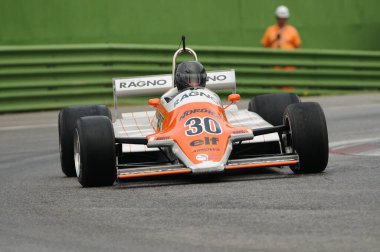 Imola, 6 Haziran 2012: Imola Classic 2012 'nin İtalya' daki Imola Circuit 'te uygulaması sırasında bilinen klasik F1 Car 1982 Ex Siegfried Stohr.
