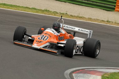 Imola, 6 Haziran 2012: Imola Classic 2012 'nin İtalya' daki Imola Circuit 'te uygulaması sırasında bilinen klasik F1 Car 1982 Ex Siegfried Stohr.