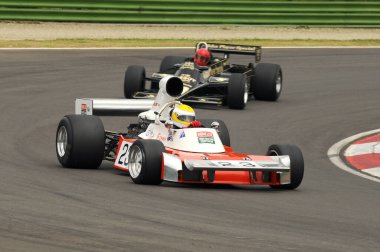 Imola, 6 Haziran 2012: İtalya 'da Imola Classic 2012' nin antrenmanı sırasında eski Tim Schenken, 1974 Trojan-Tauranac Racing Trojan T103 'te bilinen klasik F1 aracı.