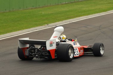 Imola, 6 Haziran 2012: İtalya 'da Imola Classic 2012' nin antrenmanı sırasında eski Tim Schenken, 1974 Trojan-Tauranac Racing Trojan T103 'te bilinen klasik F1 aracı.