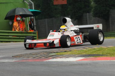 Imola, 6 Haziran 2012: İtalya 'da Imola Classic 2012' nin antrenmanı sırasında eski Tim Schenken, 1974 Trojan-Tauranac Racing Trojan T103 'te bilinen klasik F1 aracı.