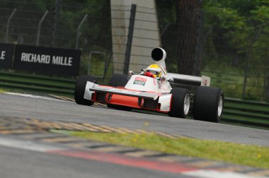 Imola, 6 Haziran 2012: İtalya 'da Imola Classic 2012' nin antrenmanı sırasında eski Tim Schenken, 1974 Trojan-Tauranac Racing Trojan T103 'te bilinen klasik F1 aracı.