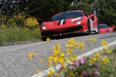 Panzano, İtalya 'da 18 Haziran 2021' de Ferrari 488 Pista 2020 sürerken Ferrari Haracı Mille Miglia 2021 'i kullanmaktadır. İtalya