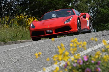Panzano, İtalya 'da 18 Haziran 2021: Ferrari 488 Spider 2018 sürerken Ferrari Haracı Mille Miglia 2021. İtalya