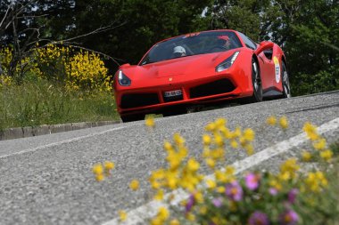 Panzano, İtalya 'da 18 Haziran 2021: Ferrari 488 Spider 2018 sürerken Ferrari Haracı Mille Miglia 2021. İtalya