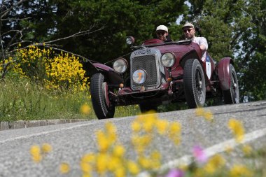 Panzano, İtalya 'da 18 Haziran 2021: Bilinmeyen araç O.M. 665 SS MM Superba 2200 1930 tarihi Mille Miglia 2021 geçit töreni sırasında. İtalya