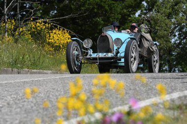 Panzano, İtalya 'da 18 Haziran 2021' de tarihi Mille Miglia 2021 geçit töreni sırasında Bugatti T35 1925 kullanıyor. İtalya