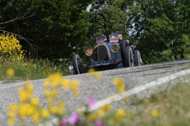 Panzano, İtalya 'da 18 Haziran 2021' de tarihi Mille Miglia 2021 geçit töreni sırasında bilinmeyen bir Bugatti T37 1926 kullanıyor. İtalya
