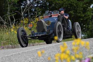 Panzano, İtalya 'da 18 Haziran 2021' de tarihi Mille Miglia 2021 geçit töreni sırasında bilinmeyen bir Bugatti T37 1926 kullanıyor. İtalya