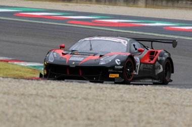 Mugello Pisti, İtalya - 17 Temmuz 2016: Blackbull Swisse Takımından Ferrari 488 GT3, Mirko Venturi, Campionato Italiano GT Mugello Pisti 'nde