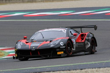 Mugello Pisti, İtalya - 17 Temmuz 2016: Blackbull Swisse Takımından Ferrari 488 GT3, Mirko Venturi, Campionato Italiano GT Mugello Pisti 'nde