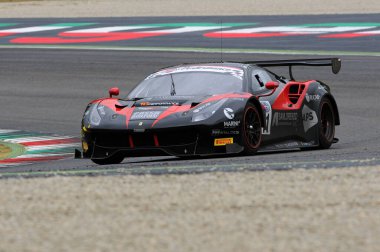 Mugello Pisti, İtalya - 17 Temmuz 2016: Blackbull Swisse Takımından Ferrari 488 GT3, Mirko Venturi, Campionato Italiano GT Mugello Pisti 'nde