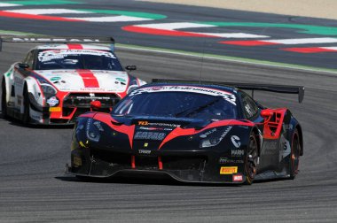 Mugello Pisti, İtalya - 17 Temmuz 2016: Blackbull Swisse Takımından Ferrari 488 GT3, Mirko Venturi, Campionato Italiano GT Mugello Pisti 'nde