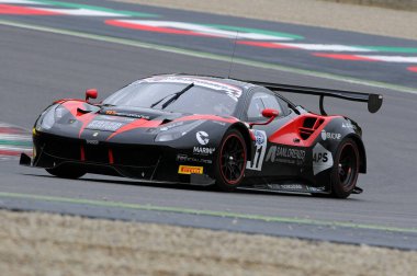 Mugello Pisti, İtalya - 17 Temmuz 2016: Blackbull Swisse Takımından Ferrari 488 GT3, Mirko Venturi, Campionato Italiano GT Mugello Pisti 'nde