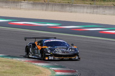 Mugello Pisti, İtalya - 17 Temmuz 2016: Ferrari 488 GT3 Super GT3 Team Black Bull Swiss Racing, S.Gaii ve M. Venturi, Campionato Italiano GT Mugello Pisti.