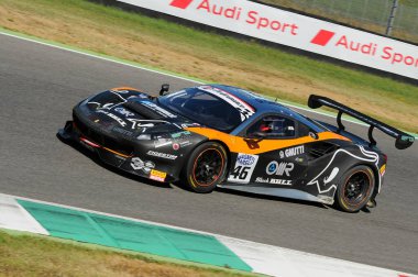 Mugello Pisti, İtalya - 17 Temmuz 2016: Ferrari 488 GT3 Super GT3 Team Black Bull Swiss Racing, S.Gaii ve M. Venturi, Campionato Italiano GT Mugello Pisti.