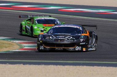 Mugello Pisti, İtalya - 17 Temmuz 2016: Ferrari 488 GT3 Super GT3 Team Black Bull Swiss Racing, S.Gaii ve M. Venturi, Campionato Italiano GT Mugello Pisti.