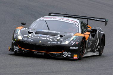 Mugello Pisti, İtalya - 17 Temmuz 2016: Ferrari 488 GT3 Super GT3 Team Black Bull Swiss Racing, S.Gaii ve M. Venturi, Campionato Italiano GT Mugello Pisti.