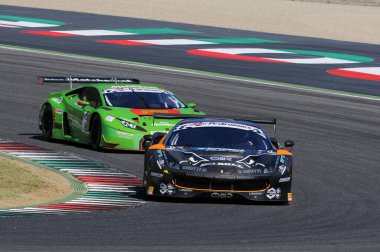 Mugello Pisti, İtalya - 17 Temmuz 2016: Ferrari 488 GT3 Super GT3 Team Black Bull Swiss Racing, S.Gaii ve M. Venturi, Campionato Italiano GT Mugello Pisti.