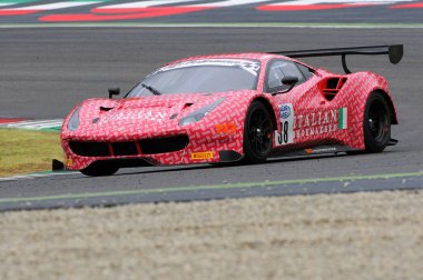 Mugello Pisti, İtalya - 17 Temmuz 2016: Kolay Yarış Takımı 'ndan Ferrari 488 GT3, D. Mancinelli ve G. Romanelli, Mugello Pisti' nde Campionato Italiano GT