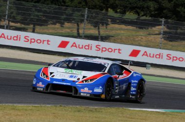 Mugello Pisti, İtalya - 17 Temmuz 2016: Lamborghini Huracan GT3 - Ombra SRL Takımı Süper GT3 Alex Frassineti ve Stefano Gattuso, Mugello Pisti 'nde Campionato Italiano GT