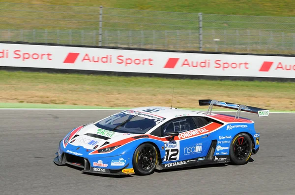 Mugello Pisti, İtalya - 17 Temmuz 2016: Lamborghini Huracan GT3 - Ombra SRL Takımı Süper GT3 Alex Frassineti ve Stefano Gattuso, Mugello Pisti 'nde Campionato Italiano GT