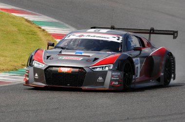 Mugello Pisti, İtalya - 17 Temmuz 2016: AUDI R8 LMS GT3 - F Albuquerque ve M. Mapelli tarafından sürülen Audi Spor İtalya Takımı Süper GT3, Mugello Pisti 'nde Campionato Italiano GT